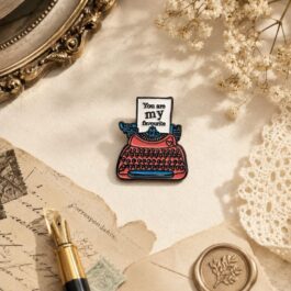 Cute Typewriter Enamel Pin – Retro Writing Theme