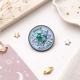 Space Explorer Enamel Pin – Cute Planet Design, 3 cm